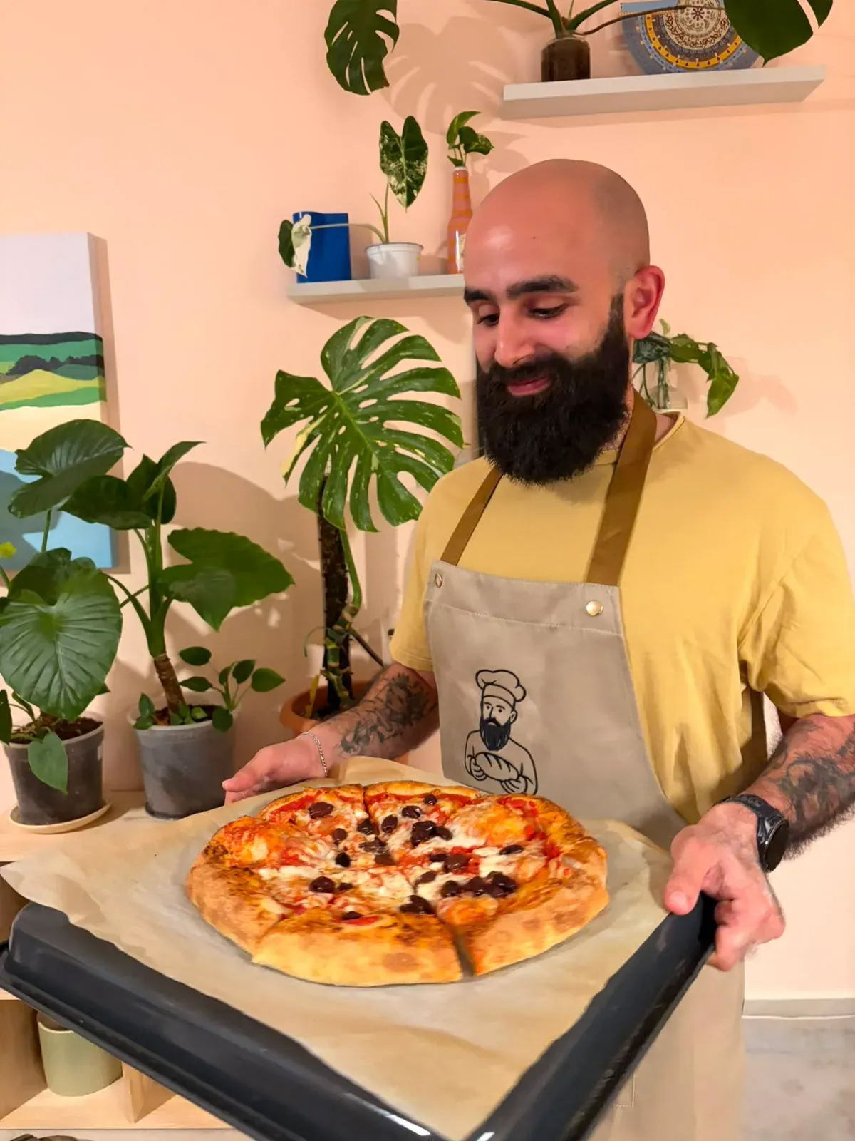 איתמר עם מגש טרי מהתנור